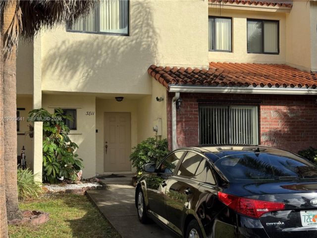 3 BR,  2.00 BTH &nbsp; style home in Hollywood