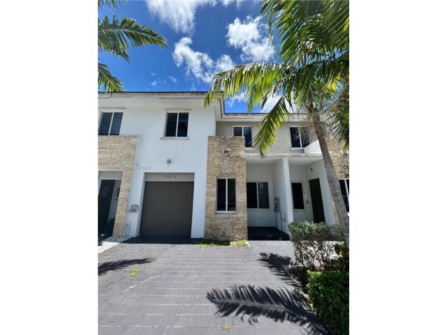  3 BR,  2.50 BTH &nbsp;Townhouse style home in Miami