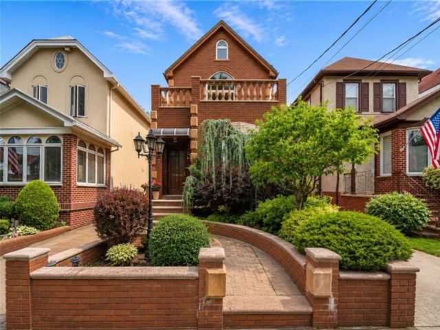  3 BR,  3.00 BTH &nbsp;Single family style home in Bay Ridge