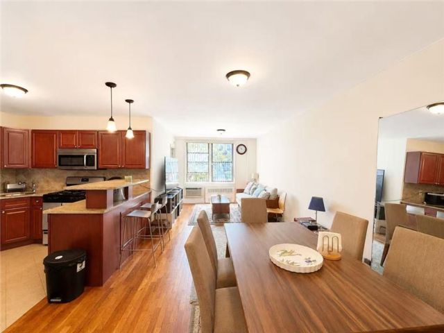  2 BR,  1.00 BTH &nbsp;Co-op style home in Kensington