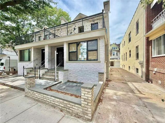  7 BR,  0.00 BTH &nbsp;Multi-family style home in Bensonhurst
