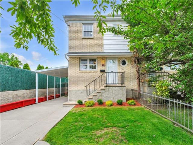  3 BR,  2.00 BTH &nbsp;Single family style home in Oakwood