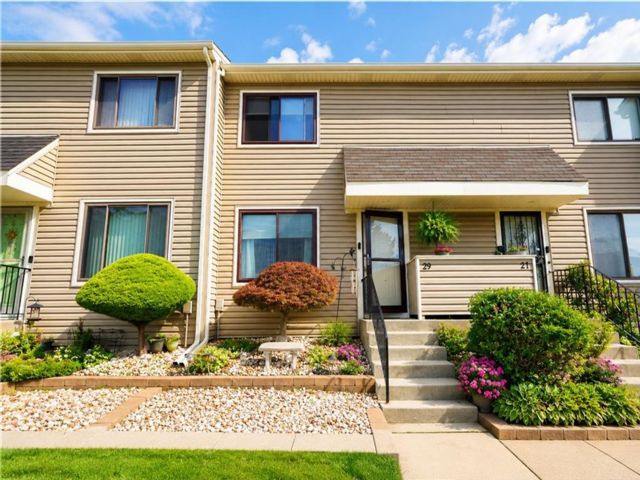  3 BR,  2.00 BTH &nbsp;Condominium style home in Rossville