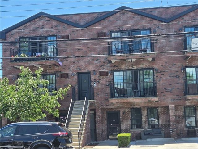  3 BR,  2.00 BTH &nbsp;Condominium style home in Gravesend