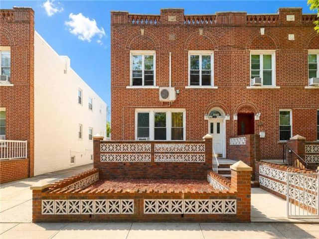  8 BR,  5.00 BTH &nbsp;Multi-family style home in Sheepshead Bay