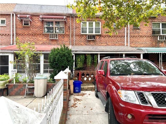  3 BR,  1.50 BTH &nbsp;Single family style home in East New York