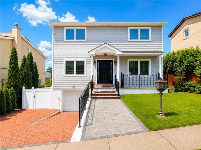  3 BR,  4.00 BTH &nbsp;Single family style home in Todt Hil