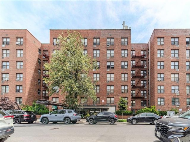  2 BR,  2.00 BTH &nbsp;Co-op style home in Midwood