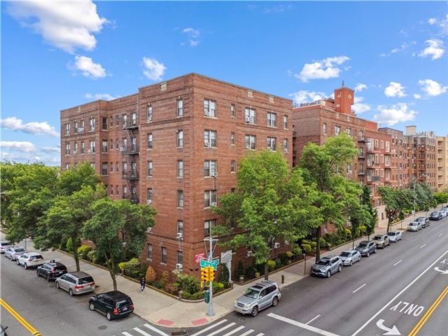  2 BR,  1.00 BTH &nbsp;Co-op style home in Homecrest