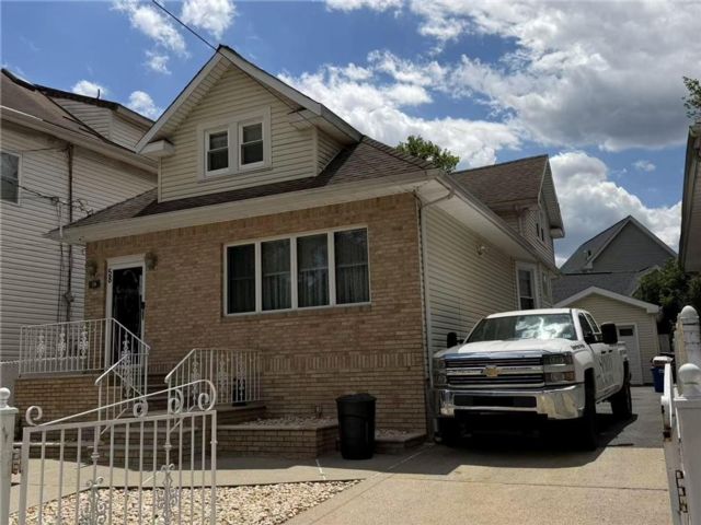  2 BR,  2.00 BTH &nbsp;Single family style home in Port Richmond