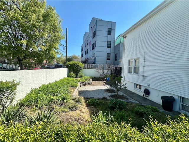 Lot <b>Size:</b>  &nbsp;Land style home in Sheepshead Bay
