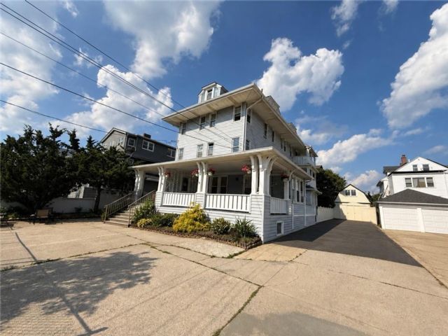 2 BR,  1.00 BTH &nbsp;Condominium style home in Rockaway Park
