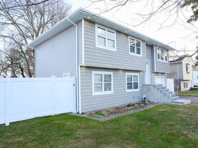  6 BR,  2.00 BTH &nbsp;Single family style home in Deer Park