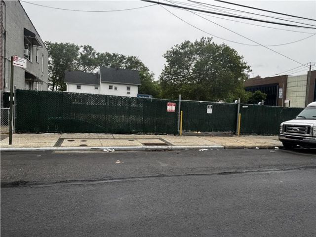 Lot <b>Size:</b>  &nbsp;Land style home in Canarsie