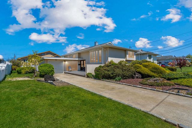  4 BR,  2.00 BTH &nbsp;2 story style home in Oceanside