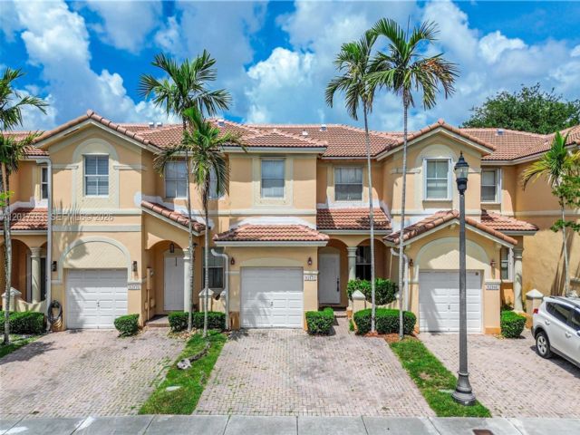  3 BR,  2.50 BTH &nbsp;Townhouse style home in Miami