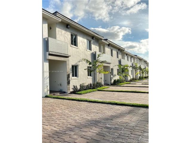  3 BR,  3.00 BTH &nbsp;Townhouse style home in Miami