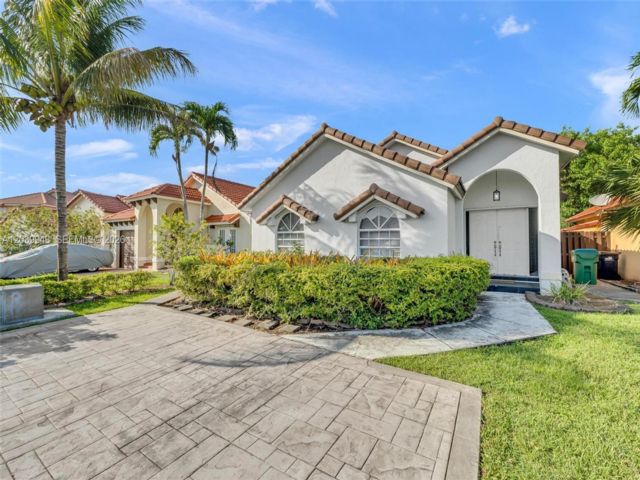  3 BR,  2.00 BTH &nbsp;Traditional style home in Miami