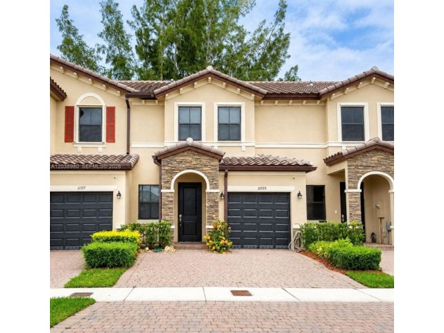  3 BR,  2.50 BTH &nbsp;Townhouse style home in Miami