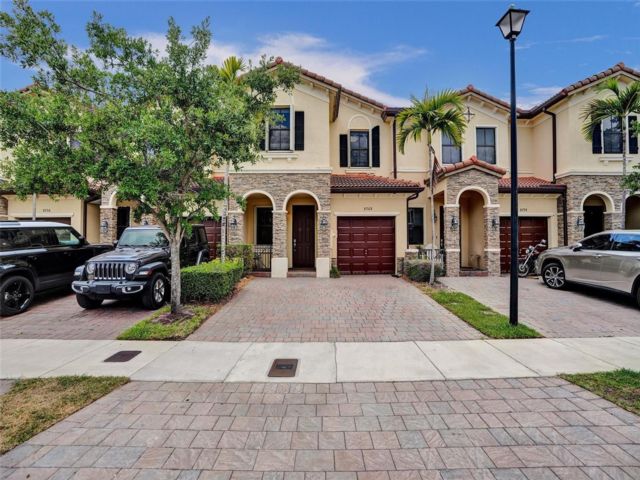  4 BR,  3.00 BTH &nbsp;Townhouse style home in Medley