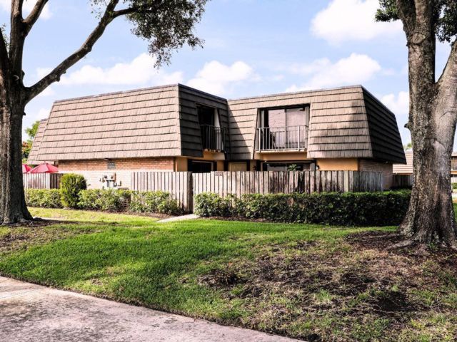  2 BR,  2.50 BTH &nbsp;Townhouse style home in West Palm Beach
