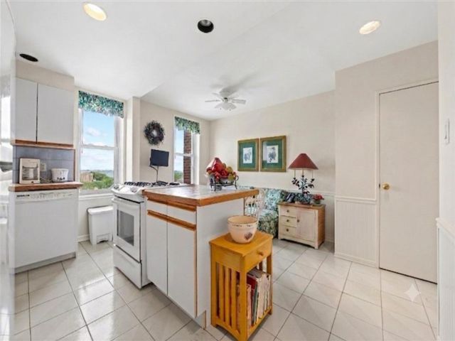  2 BR,  2.00 BTH &nbsp;Co-op style home in Bay Ridge