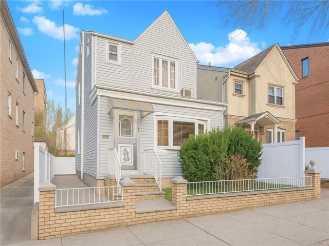  4 BR,  3.00 BTH &nbsp;Single family style home in Bensonhurst