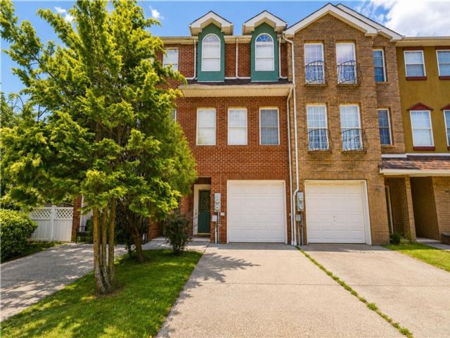  4 BR,  4.00 BTH &nbsp;Multi-family style home in New Springville