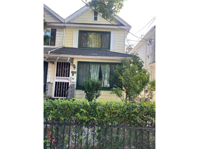  3 BR,  3.00 BTH &nbsp;Single family style home in Flatlands