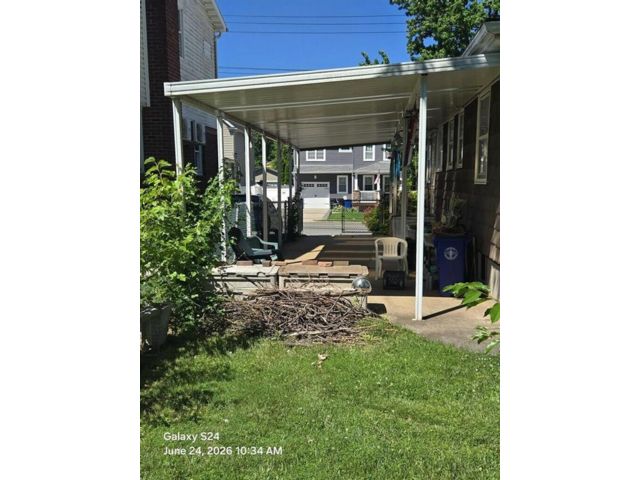  3 BR,  2.00 BTH &nbsp;Single family style home in Great Kill