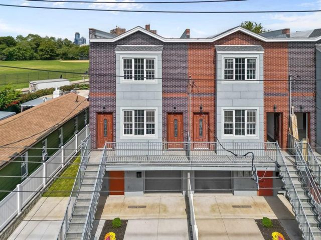  4 BR,  0.00 BTH &nbsp;Multi-family style home in Coney Island