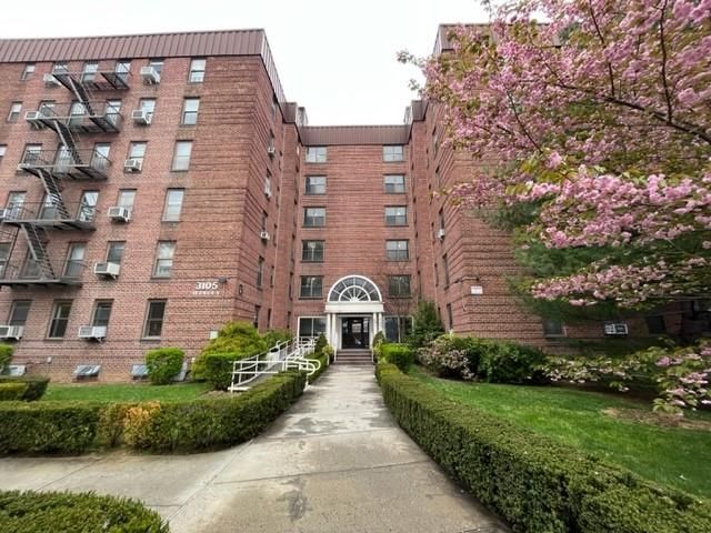  2 BR,  1.00 BTH &nbsp;Co-op style home in Marine Park