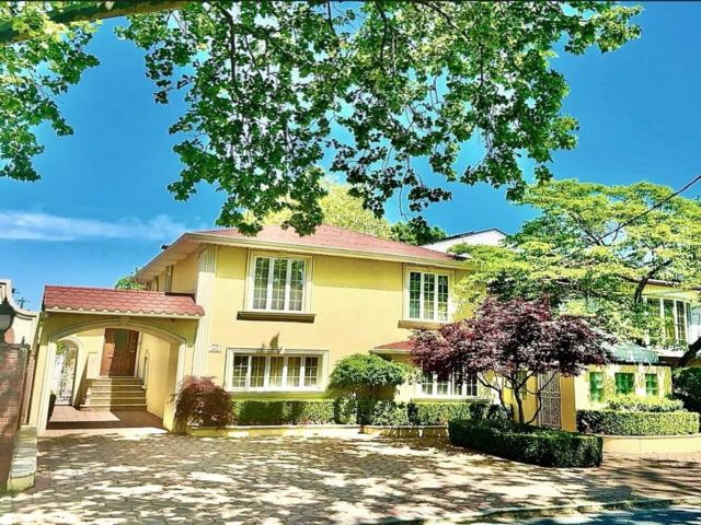  5 BR,  3.00 BTH &nbsp;Single family style home in Mill Basin