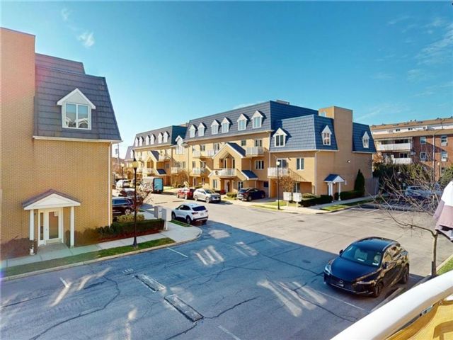  3 BR,  2.00 BTH &nbsp;Condominium style home in Bergen Beach