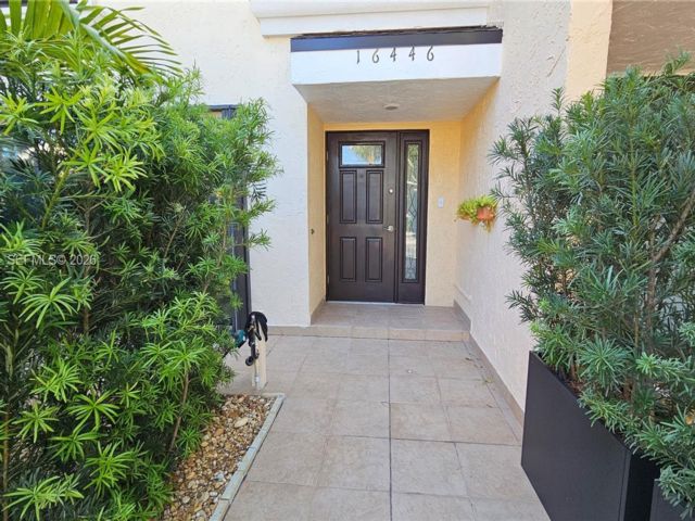  3 BR,  2.50 BTH &nbsp;Townhouse style home in North Miami Beach