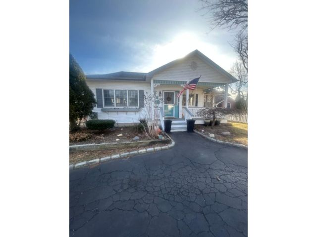  1 BR,  2.00 BTH &nbsp;Exp ranch style home in Amityville