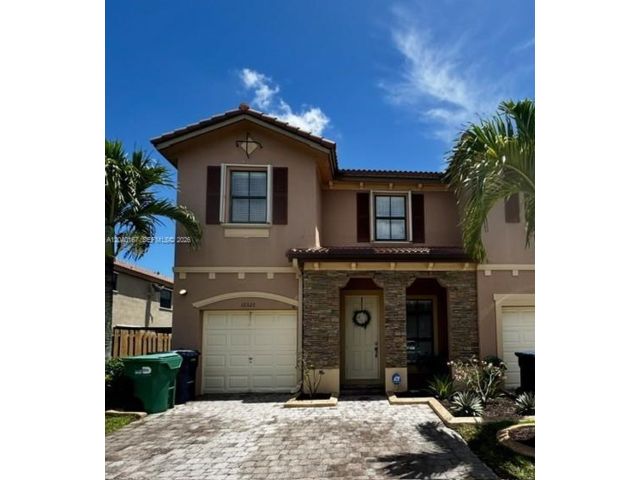  3 BR,  2.00 BTH &nbsp;Townhouse style home in Miami