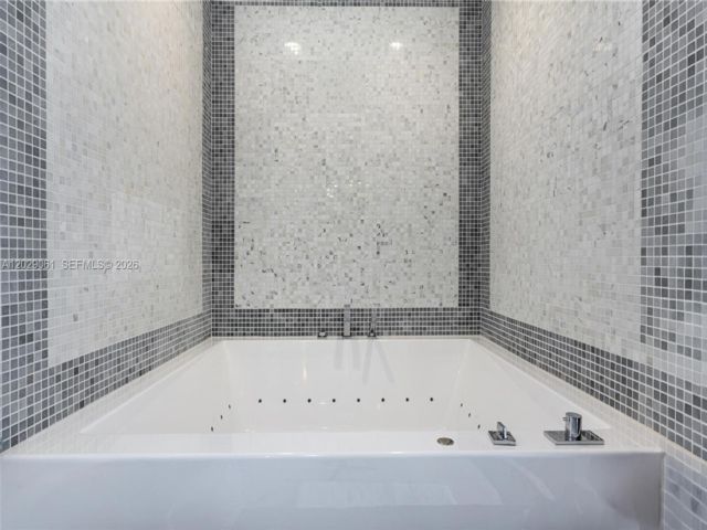[PHOTO]