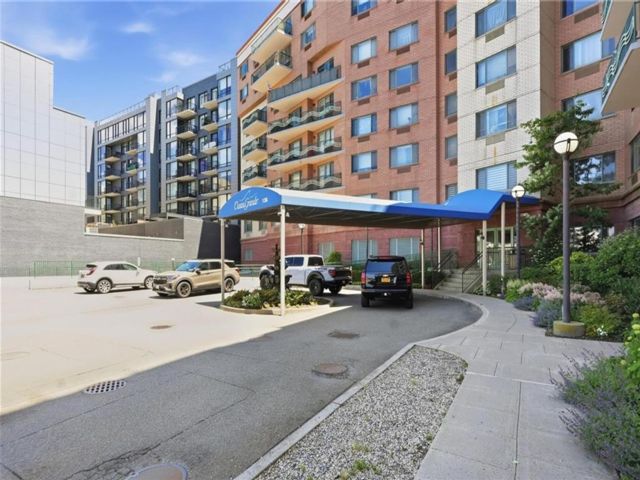  2 BR,  2.00 BTH &nbsp;Condominium style home in Rockaway Park