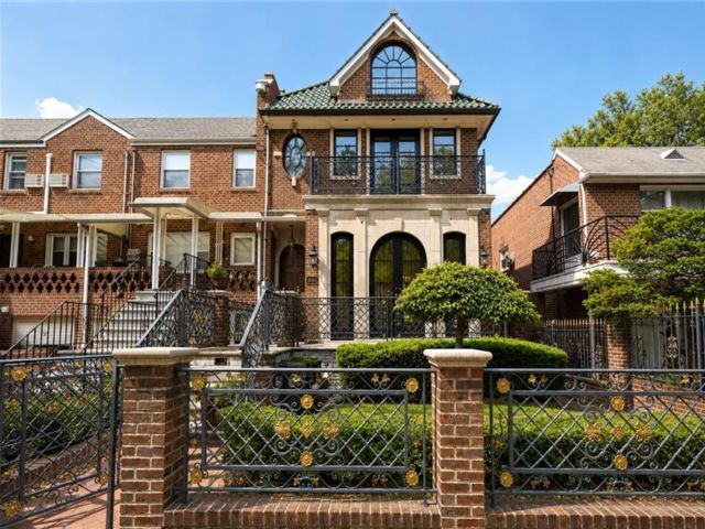  4 BR,  6.00 BTH &nbsp;Single family style home in Gravesend