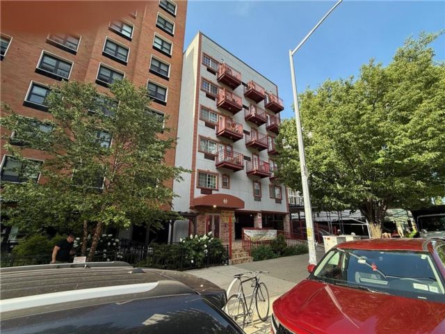  2 BR,  2.00 BTH &nbsp;Condominium style home in Lefferts Garden