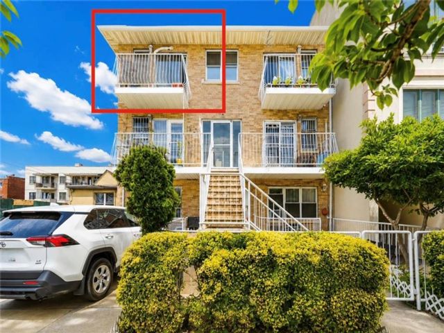  2 BR,  1.00 BTH &nbsp;Condominium style home in Gravesend