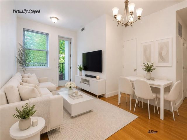  2 BR,  2.00 BTH &nbsp;Condominium style home in Midwood