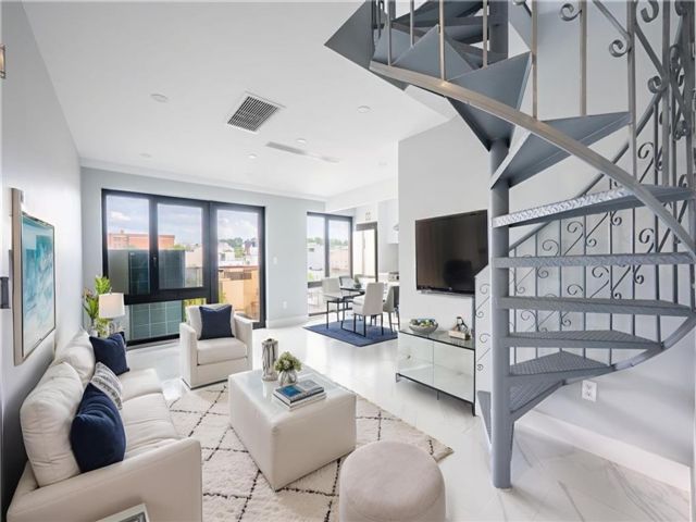  2 BR,  2.00 BTH &nbsp;Condominium style home in Greenwood Heights