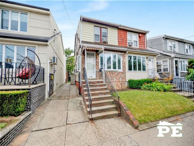  3 BR,  2.00 BTH &nbsp;Single family style home in Midwood