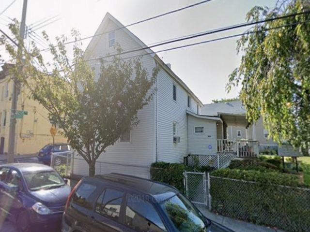  4 BR,  2.00 BTH &nbsp;Multi-family style home in Randall Manor