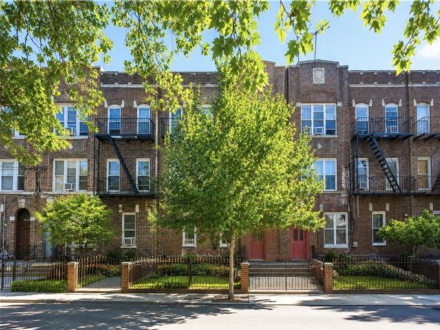 12 BR,  6.00 BTH &nbsp;Multi-family style home in Bensonhurst