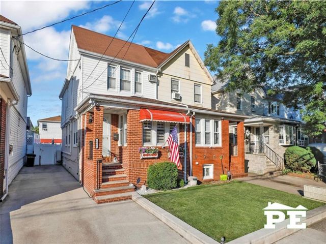 3 BR,  2.00 BTH &nbsp;Single family style home in Mill Basin