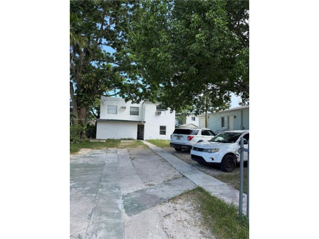  4 BR,  1.00 BTH &nbsp; style home in Miami