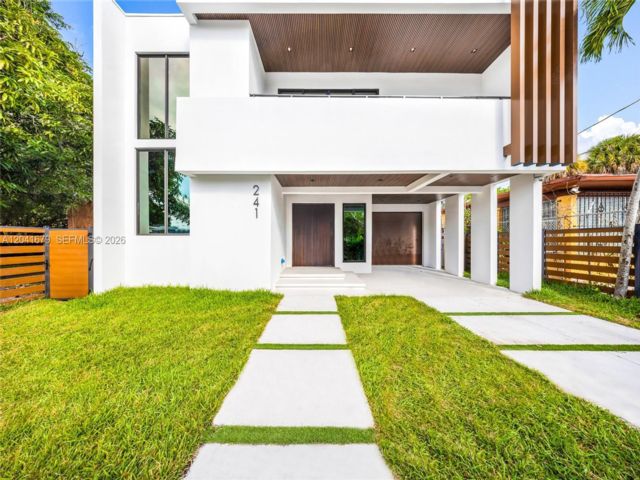  4 BR,  4.50 BTH &nbsp; style home in Miami